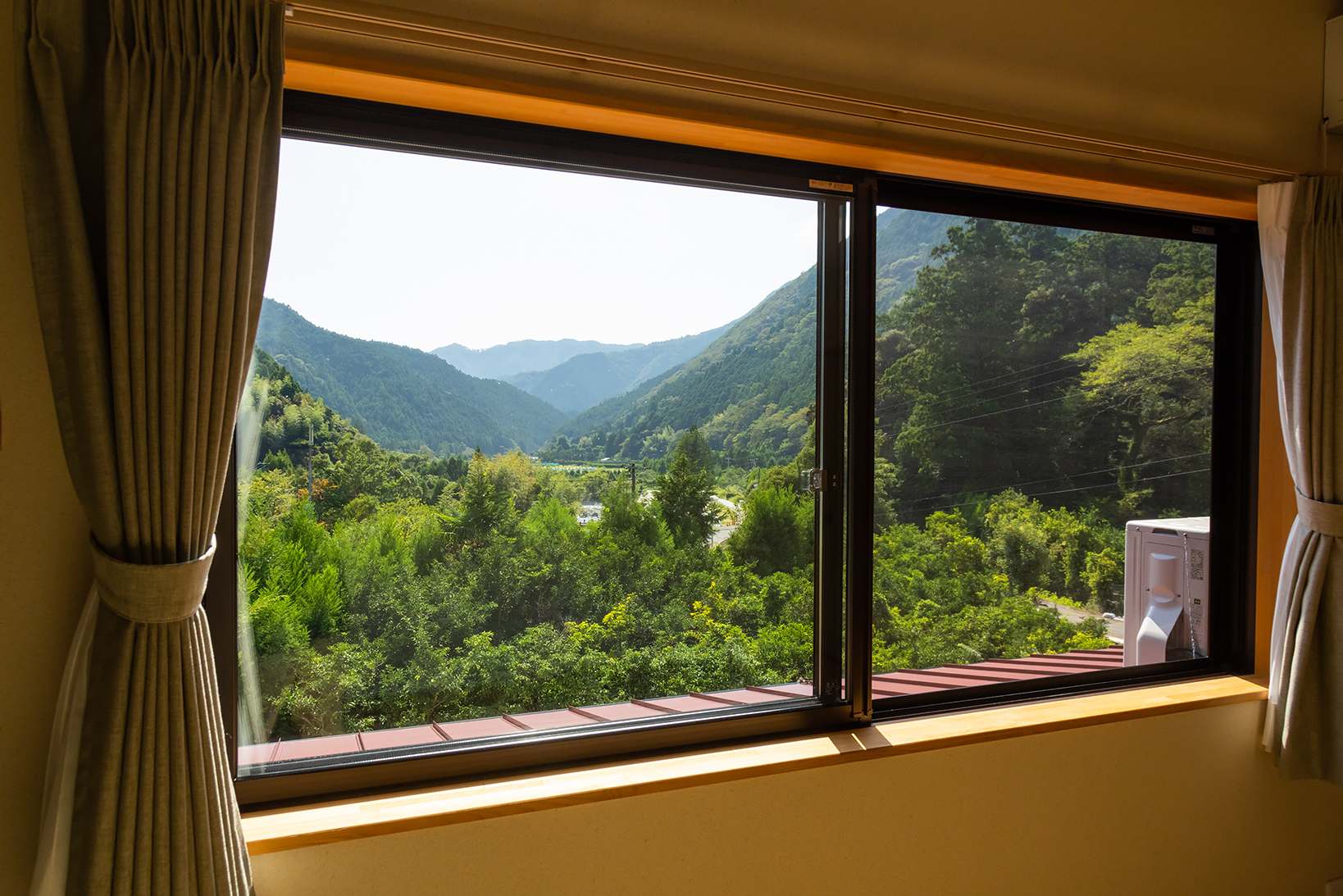 室内から見える山の景色