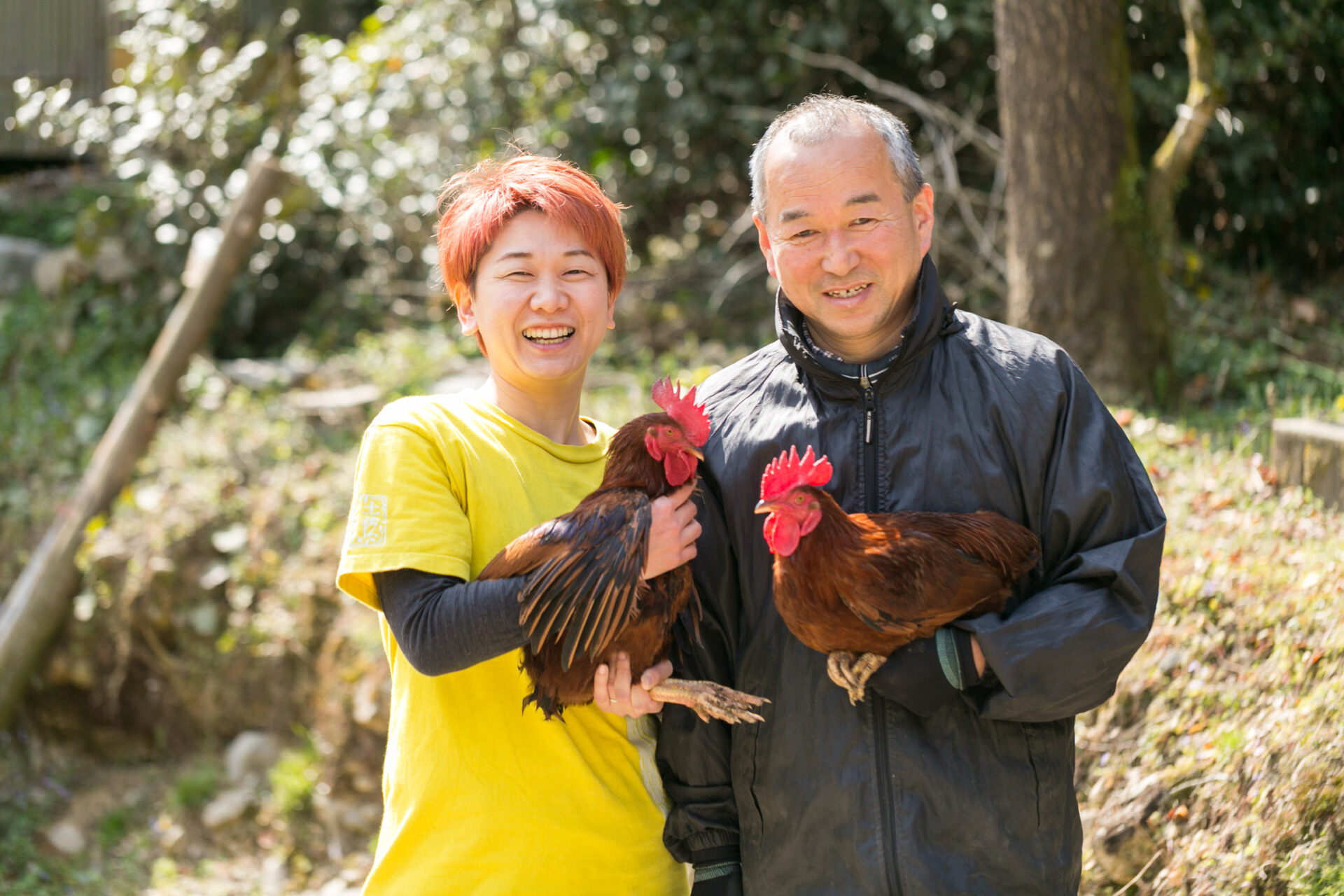 土佐ジローを抱く、はたやま夢楽の小松靖一・圭子