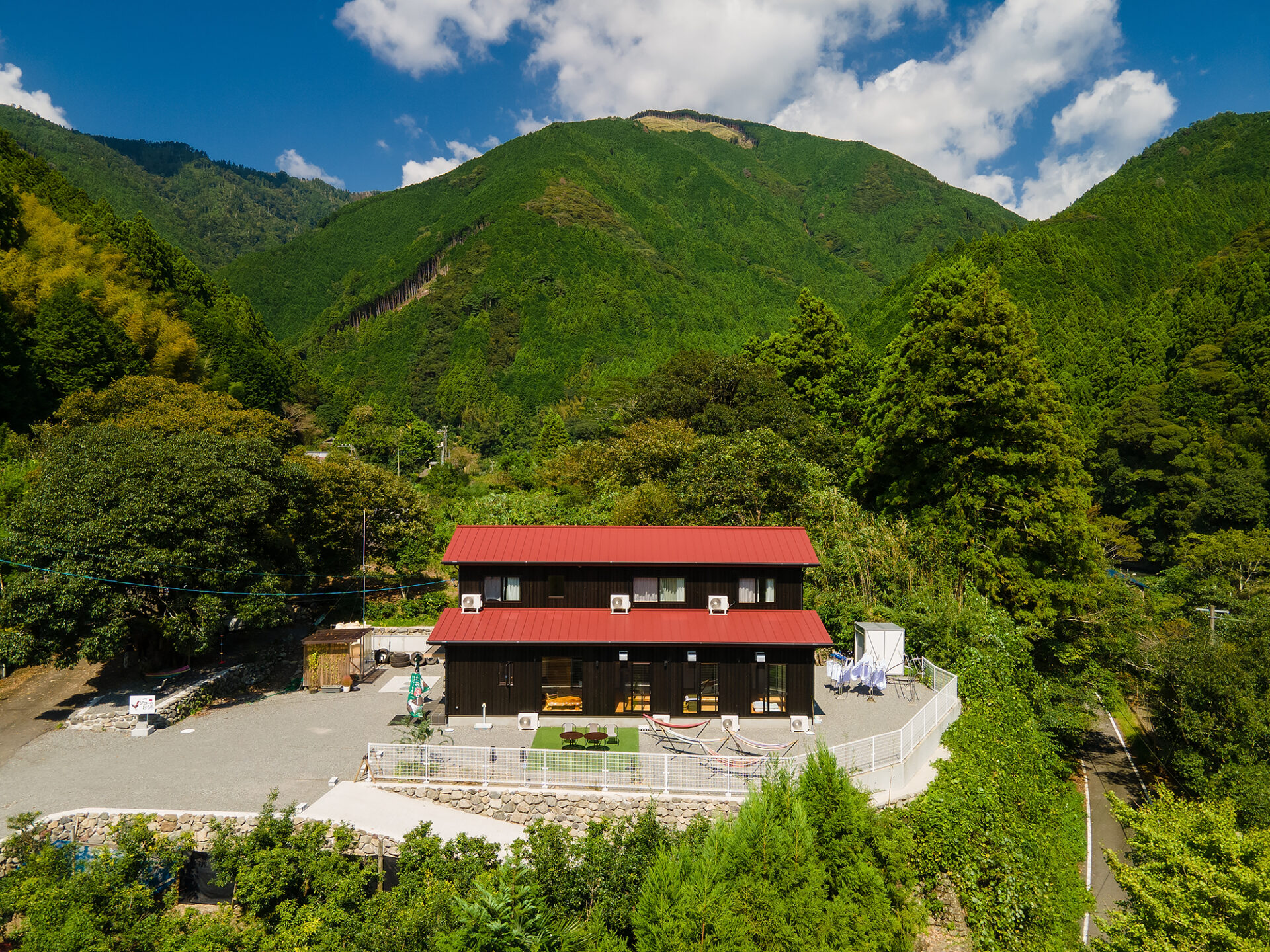山の風景を望む御宿ジローのおうち